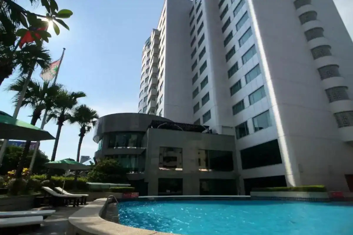 台中長榮桂冠酒店戶外泳池與飯店建築外觀，台中住宿推薦老牌五星飯店