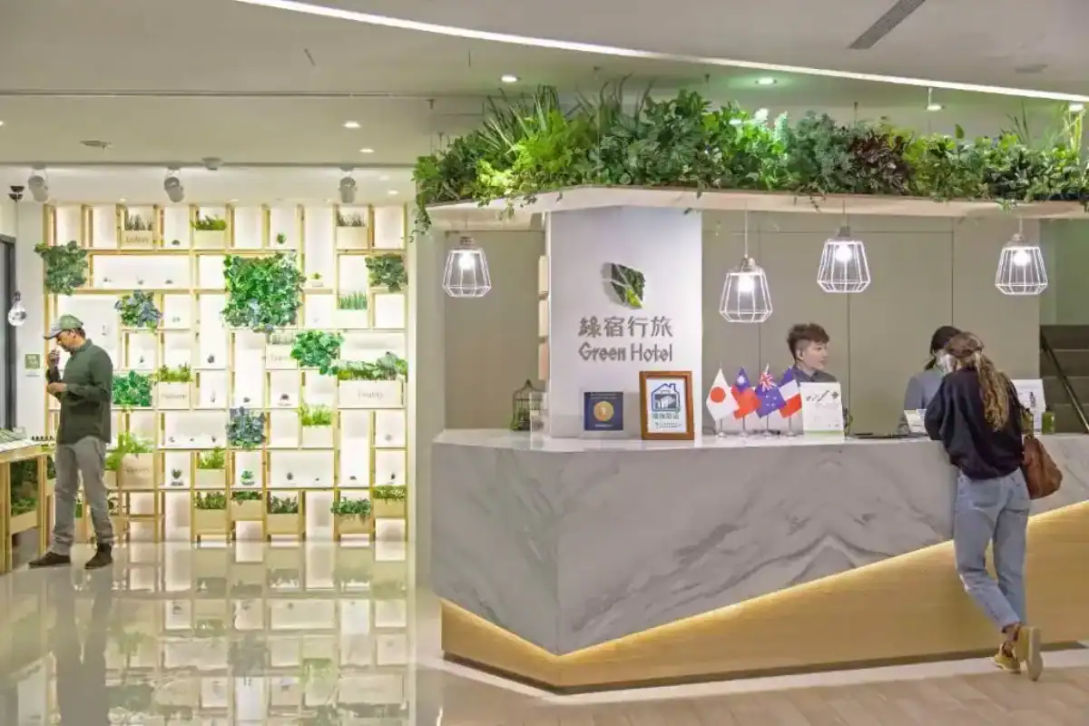 綠宿行旅大廳櫃台與植栽設計空間，是風格清新的台中便宜住宿推薦。