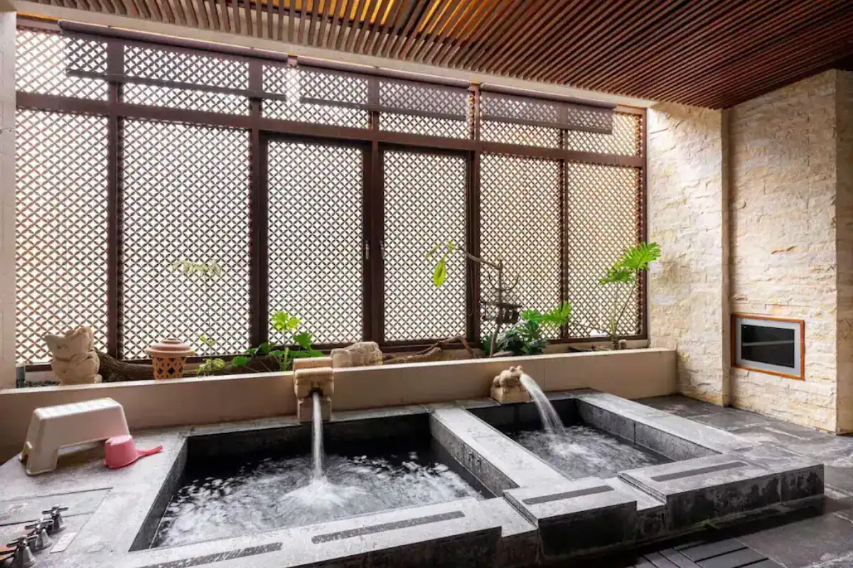 惠來谷關溫泉會館室內湯池與木質設計空間，是放鬆舒適的谷關溫泉飯店推薦選擇。