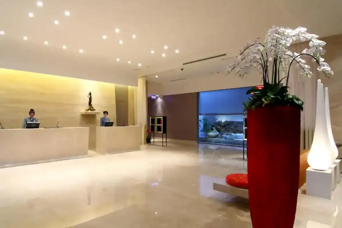 台中商旅推薦台中商旅大廳空間設計，展示接待櫃檯與公共休憩區域。