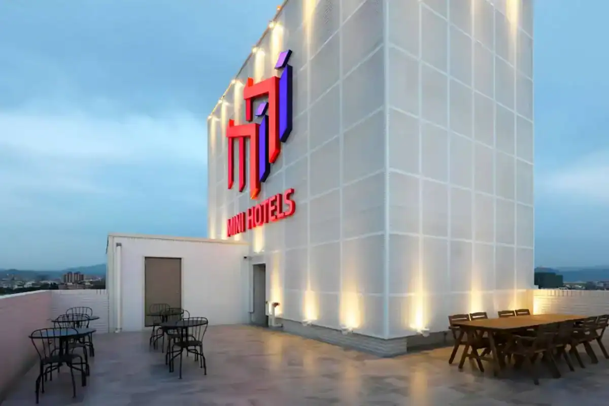 MINI HOTELS 逢甲館屋頂露台空間與大型品牌招牌燈光,為入住逢甲飯店的旅客提供戶外休憩與觀景環境。