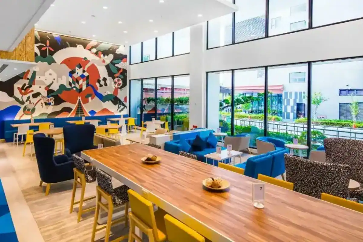 享得道HOTEL餐廳與公共休息空間,設有長桌與沙發座位,是逢甲夜市住宿旅客用餐與休息的區域。