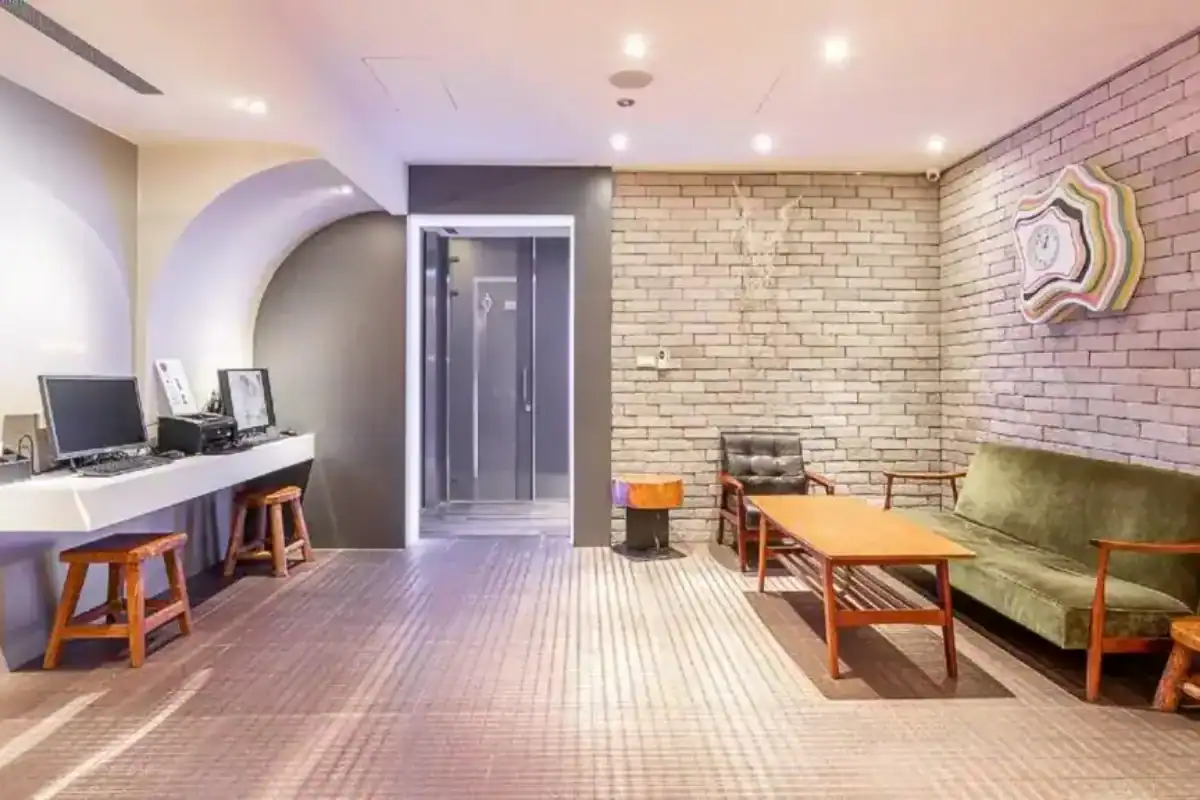 台中景點推薦：台中住宿推薦新驛旅店台中車站店，設計感公共空間結合便利交通與親民房價