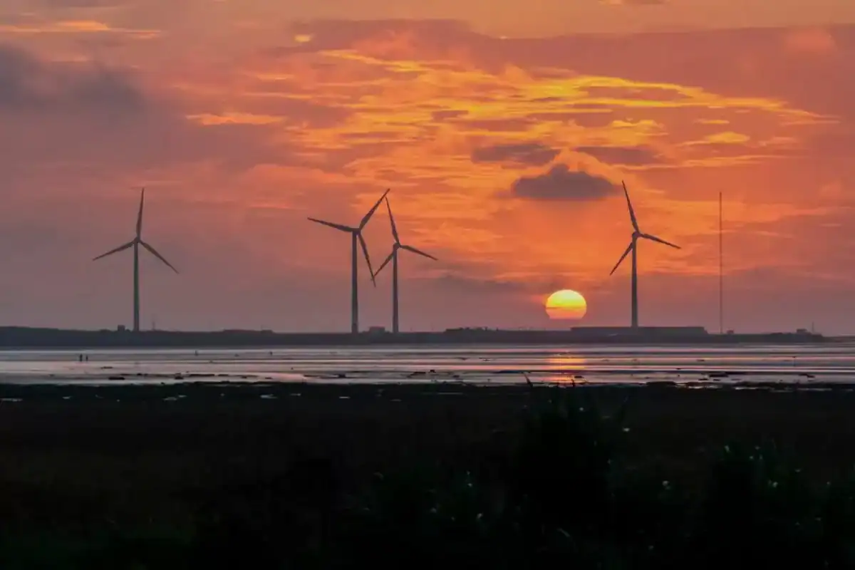 台中2天一夜行程壓軸：高美濕地風車夕陽