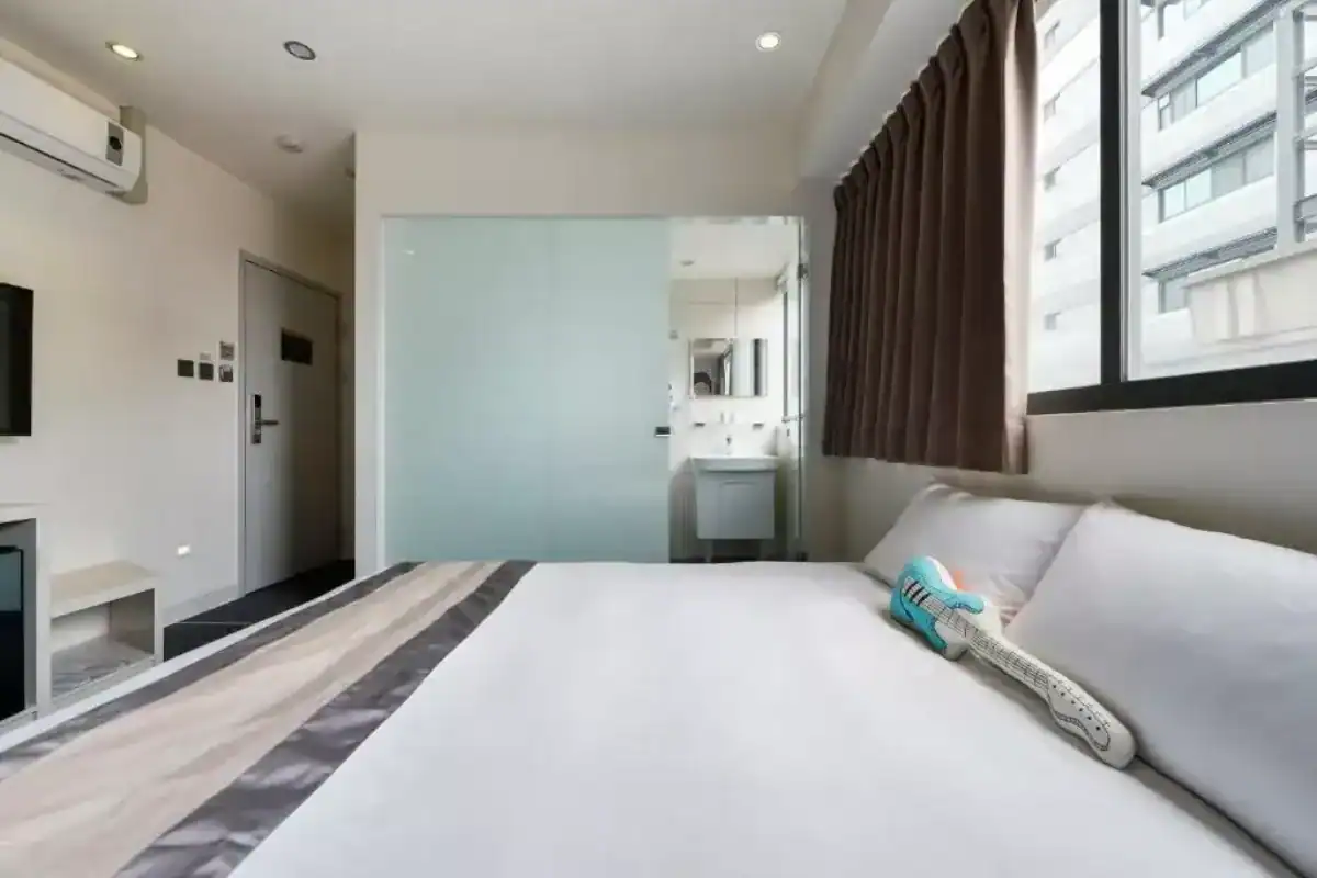 台中博客創意旅店客房空間，房內明亮整潔，配置簡約實用，是兼具舒適度與生活機能的台中飯店。