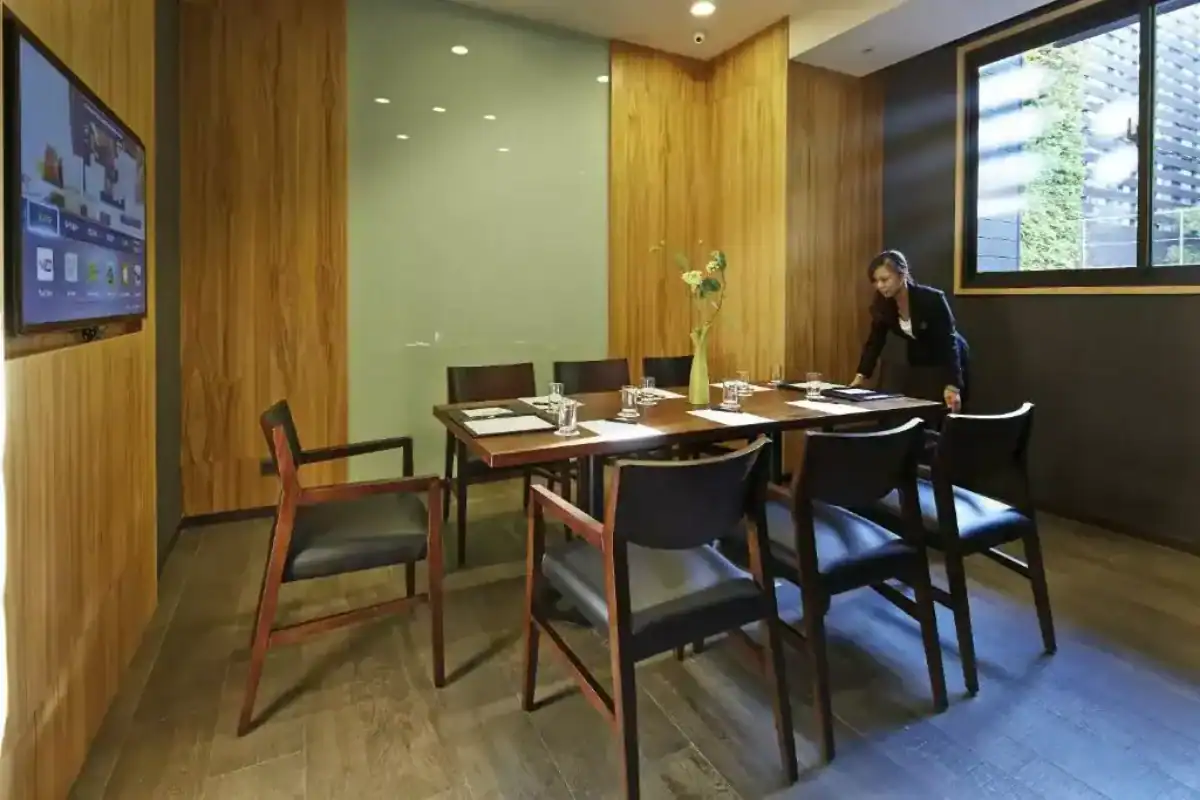 豐邑逢甲商旅餐廳包廂用餐區,設有餐桌與座椅,是逢甲夜市住宿旅客用餐或聚餐的空間。