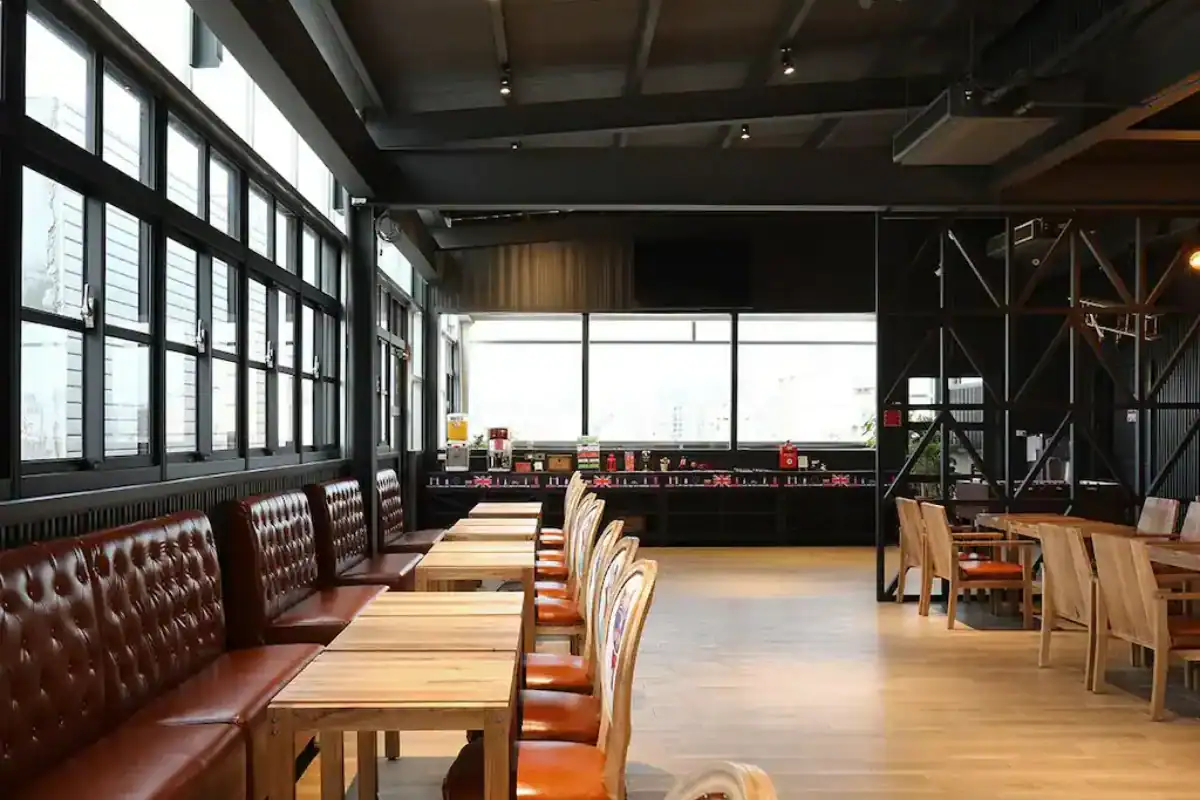 台中旅遊住宿推薦MINI HOTELS逢甲館，大廳空間寬敞具工業風設計