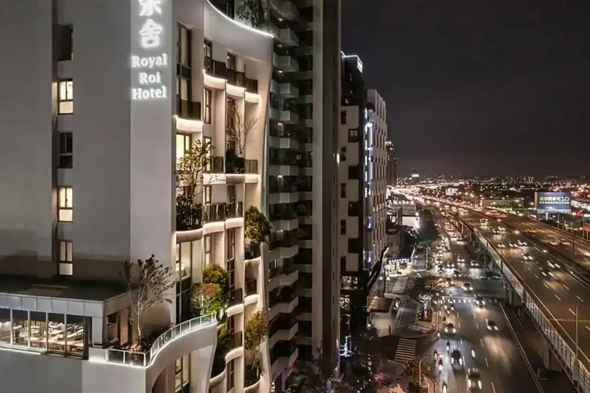 余舍行旅飯店外觀夜景俯瞰城市街道,是鄰近逢甲夜市住宿的熱門飯店之一。