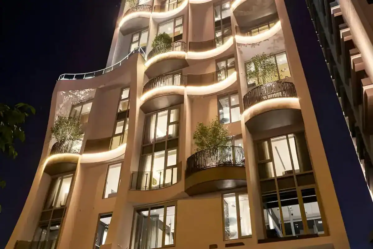 余舍行旅外觀建築與夜間燈光設計，是質感安靜的逢甲旅館推薦選擇。