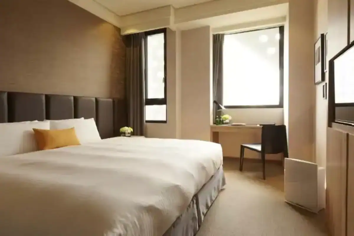 璞樹文旅客房實景，大床與書桌設計，屬於台中西屯區住宿選擇之一。