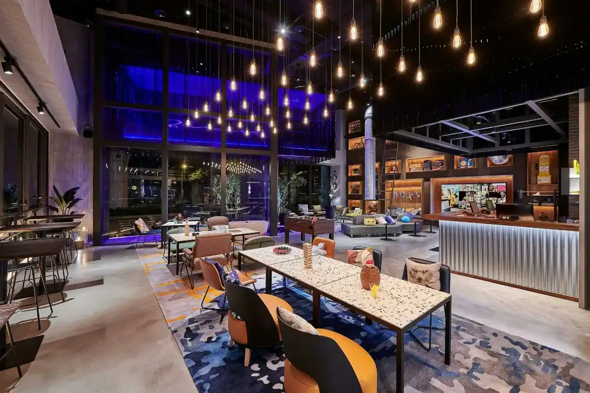 台中2天一夜行程住宿推薦：台中豐邑 Moxy 酒店大廳酒吧實景