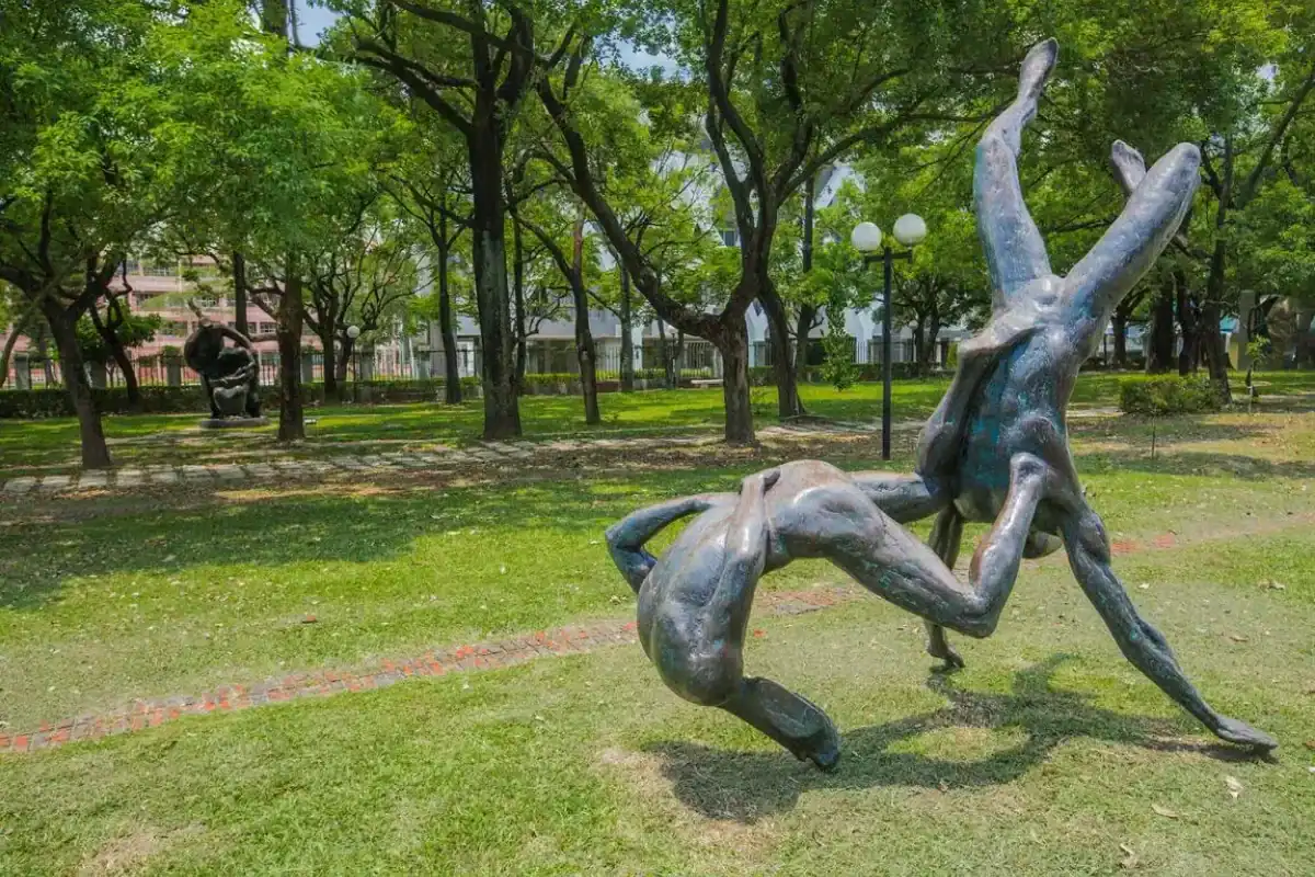 台中景點推薦草悟道，大型戶外藝術雕塑與綠意步道形成藝文景觀