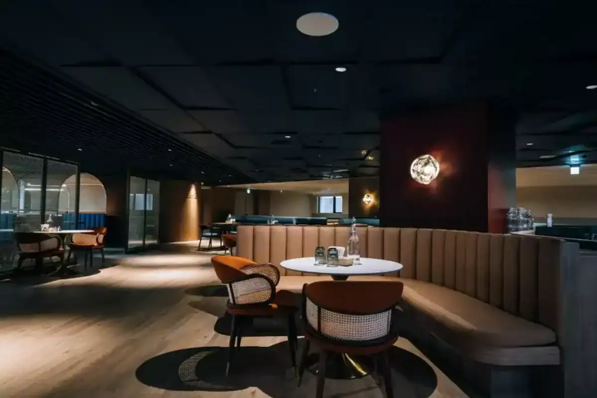台中商旅：塔木德酒店台灣大道館的大廳座位區設計典雅舒適是台灣大道飯店中備受旅客好評的安心入住選擇。