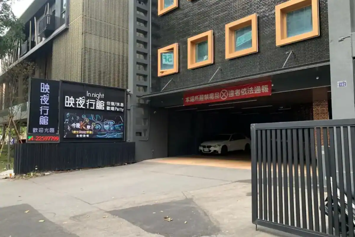 映夜行館外觀建築與停車入口空間，是平價好停車的逢甲旅館推薦選擇。