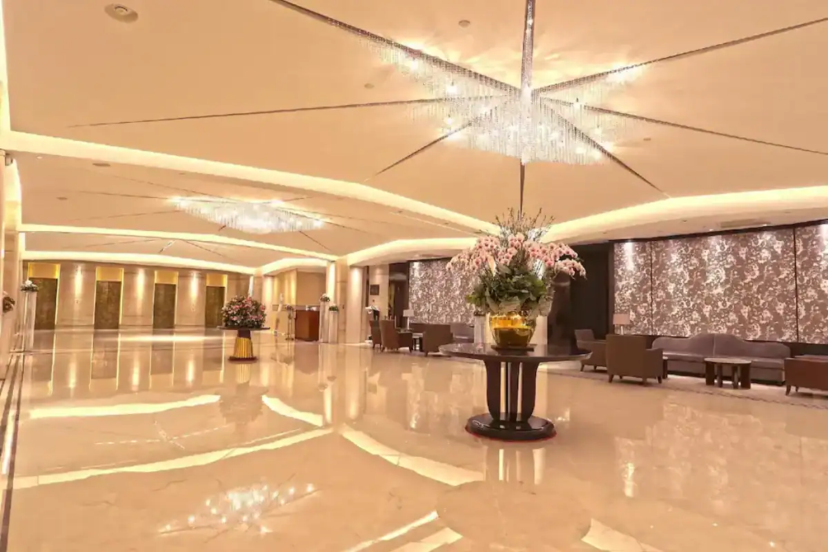 台中酒店：金典酒店大廳挑高寬敞，結合典雅燈飾與舒適休憩座位，地理位置鄰近百貨商圈，機能便利，是不少人考量的台中商務旅館之一。
