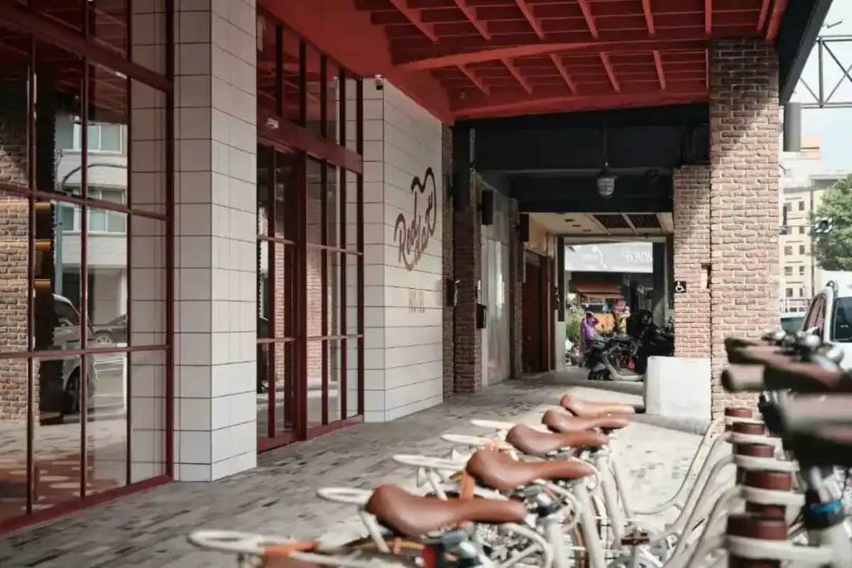 紅點文旅建築外觀與入口工業風設計，台中住宿推薦中區設計旅店