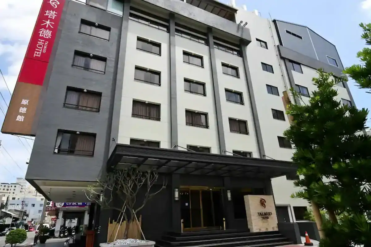 塔木德酒店台中館外觀建築與入口門面，是附停車場的台中火車站住宿推薦選擇。