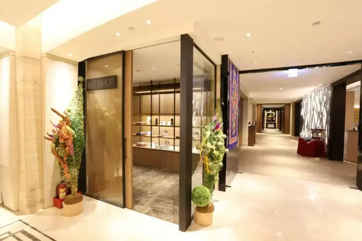 台中金典酒店館內空間，走廊與商店區設計典雅明亮，整體氛圍高質感，是結合購物與住宿機能的台中飯店。