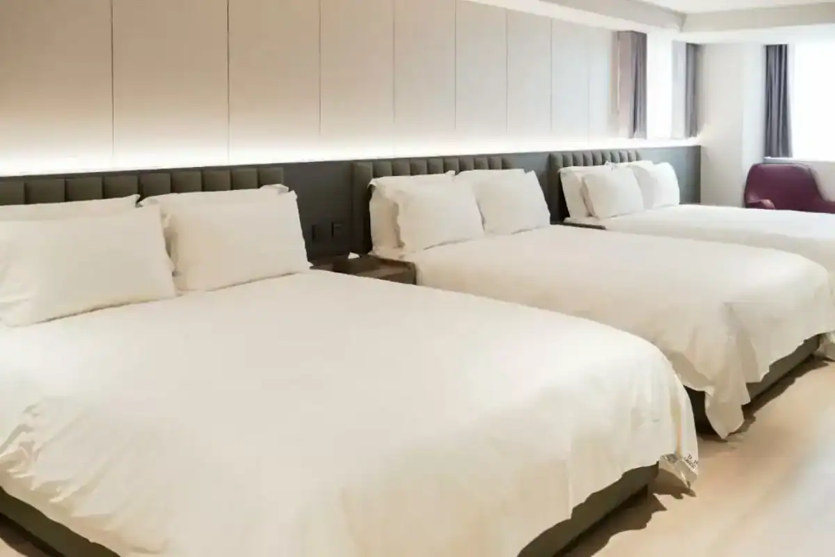 塔木德酒店台灣大道館六人房,三張大床設計適合家庭與多人旅遊,台中住宿推薦選擇
