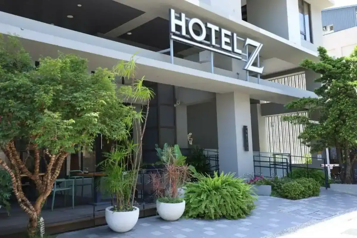 Hotel Z 逢甲飯店外觀建築,門口上方設有 HOTEL Z 招牌,入口周圍種植綠色植栽與盆栽,是台中逢甲飯店位於逢甲夜市附近的住宿地點之一。