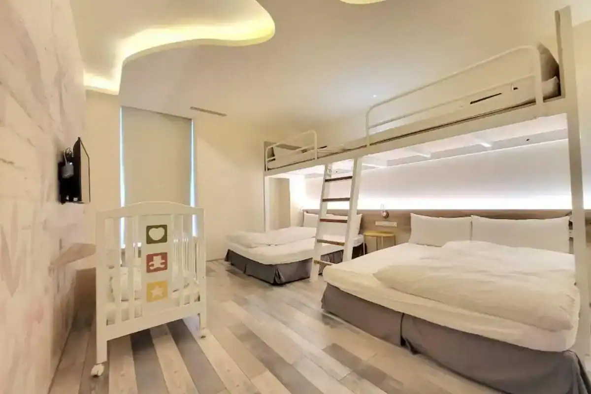 MINI HOTELS逢甲館家庭房設有上下舖與雙人床,也提供嬰兒床,是適合親子入住的逢甲夜市住宿房型。