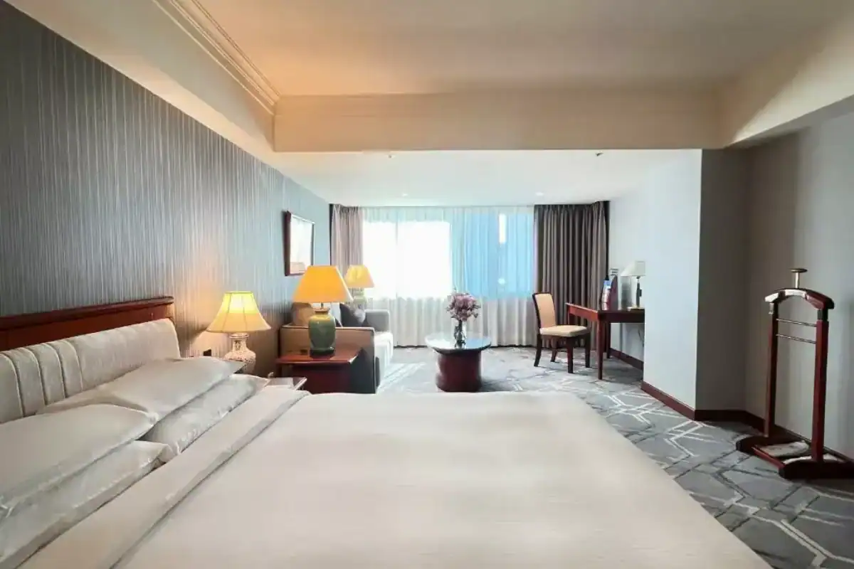 台中長榮桂冠酒店客房寬敞空間與舒適配置，台中住宿推薦台灣大道房型