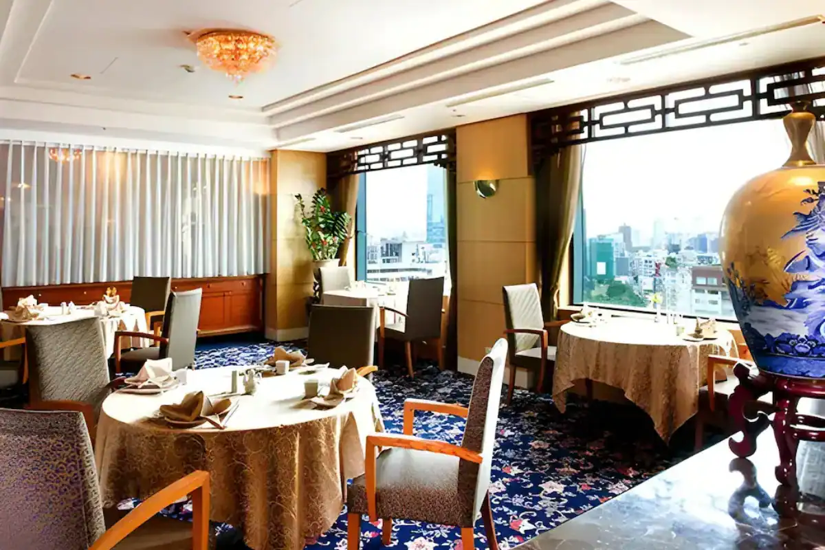 台中酒店推薦台中金典酒店，其館內中式餐廳空間設計，設有圓桌座位與窗邊景觀。