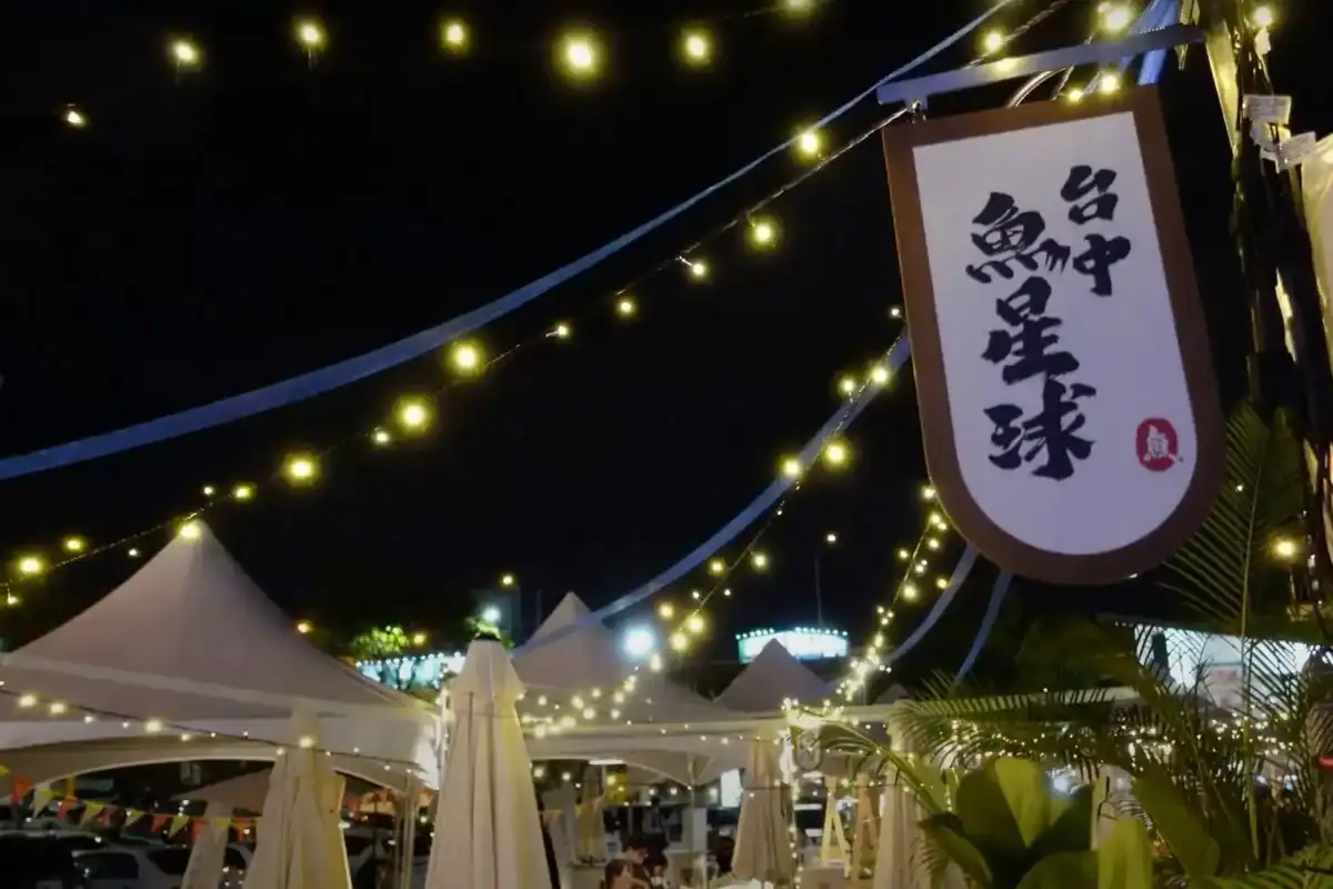 台中一日遊海線景點漁人町日本星光市集，夜晚點燈後充滿日式市集氛圍