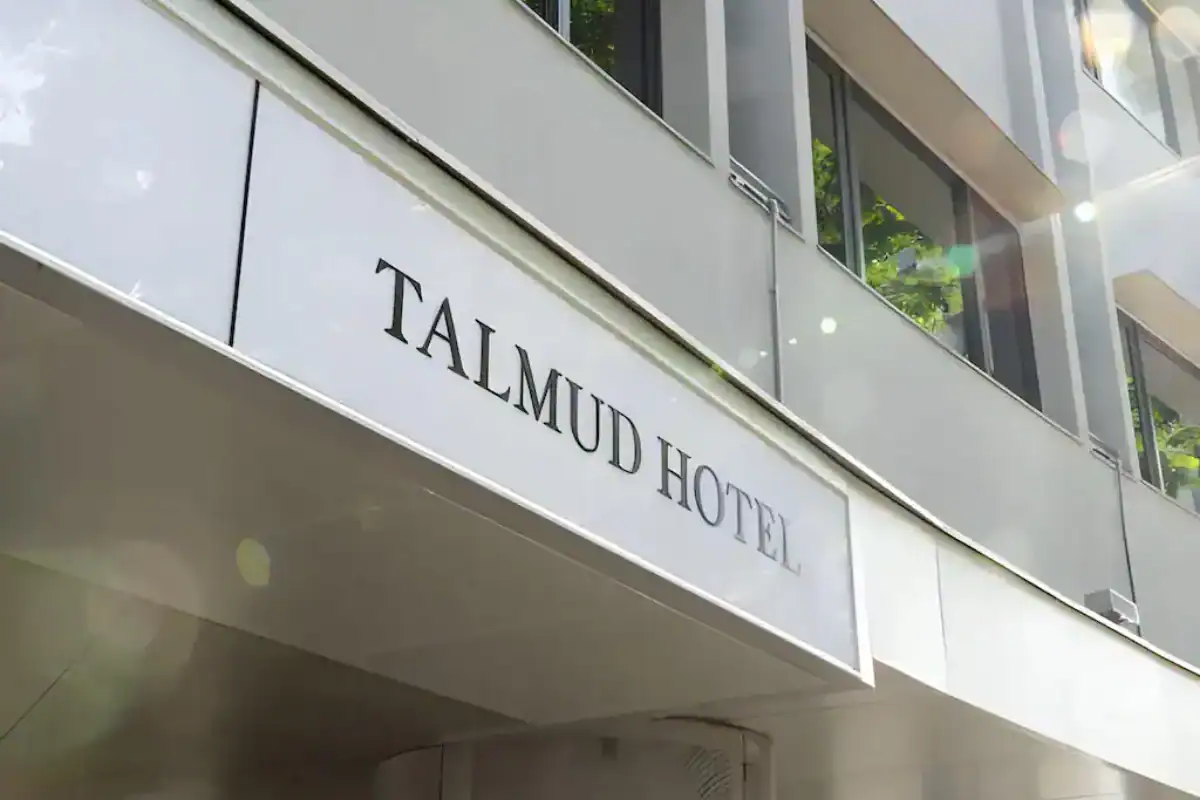 塔木德酒店台灣大道館外觀招牌與建築立面，熱門台中火車站住宿推薦飯店。