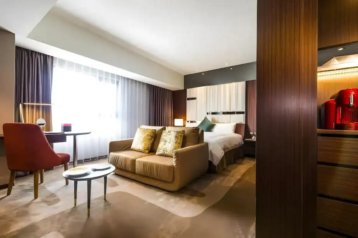 享得道HOTEL客房內設有沙發休息區與雙人床,是不少旅客選擇的逢甲夜市住宿房型。
