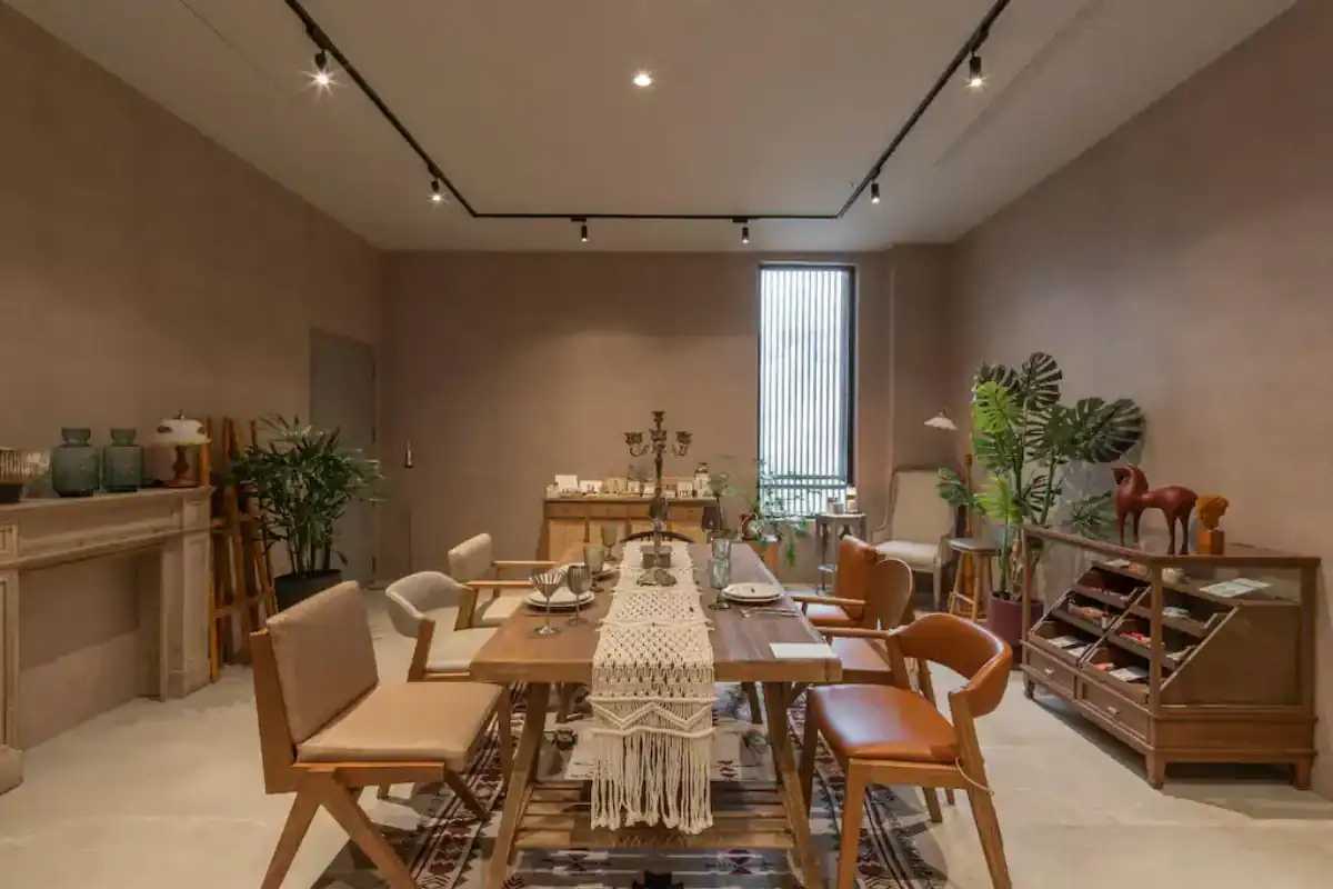 享得道 HOTEL 公共空間設計,以木質餐桌與復古家具打造溫暖氛圍,搭配植栽與展示櫃陳設,是台中逢甲飯店常見的設計感公共休憩空間。
