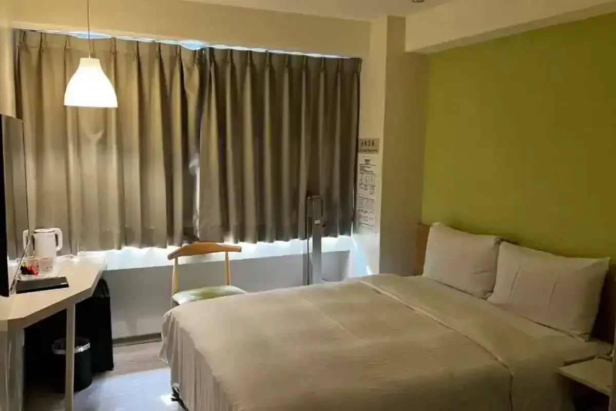 葉綠宿旅館逢甲館雙人客房清新配色空間，台中住宿推薦逢甲平價房型