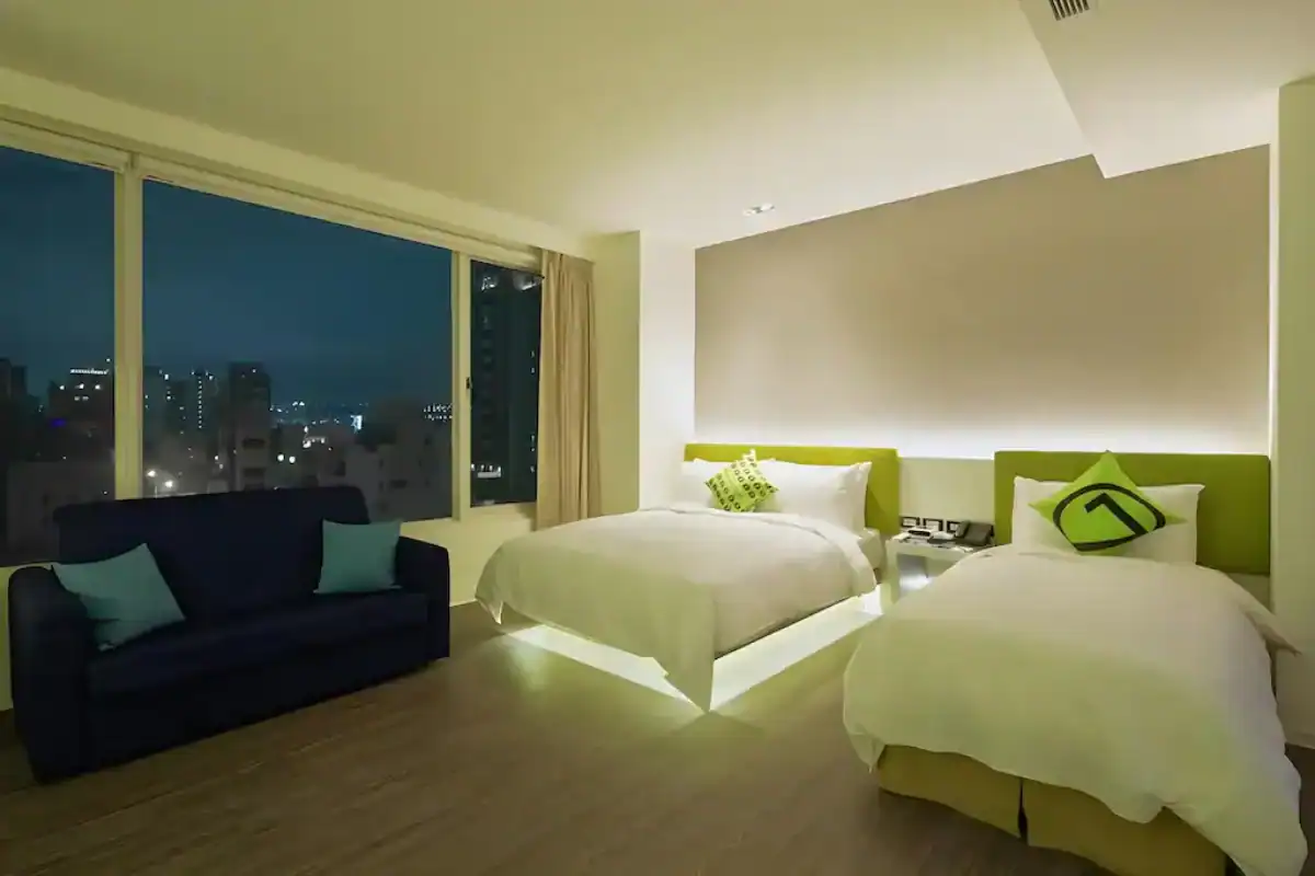 台中商務旅館推薦：Hotel 7 逢甲採用明亮簡約的房型設計，大片窗景帶來舒適夜景，是台中商務旅館中兼具休息與質感的優質選擇。