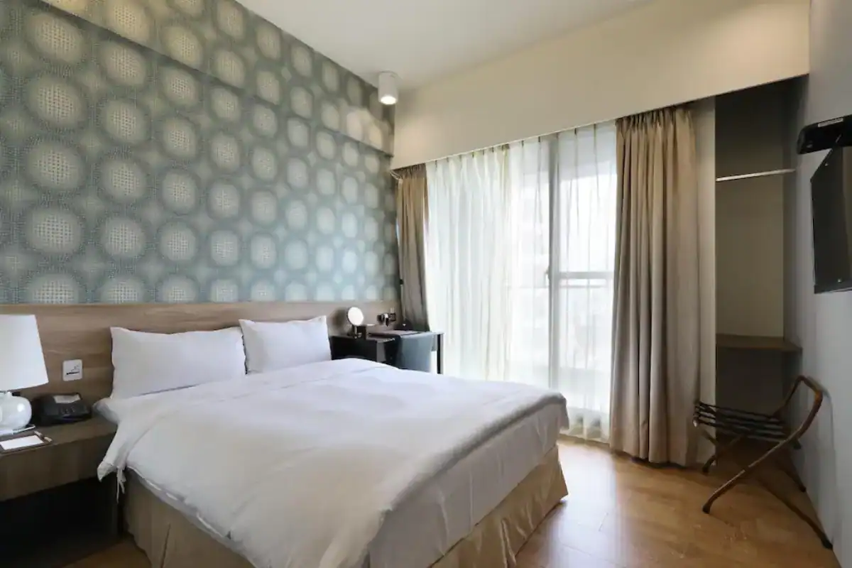 KUN Hotel台中客房設計簡約溫馨,木地板與大窗採光營造舒適氛圍,台中住宿推薦平價選擇