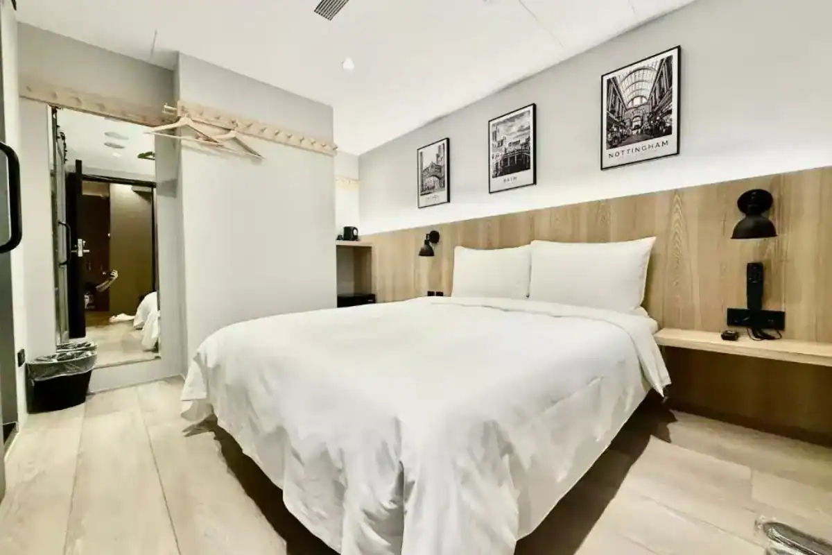 N2 Hotel 一中館雙人房設計，一中街住宿推薦選擇，房間簡約溫馨、採光佳，適合短期自由行或情侶入住。