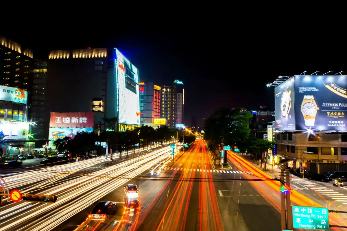 台中飯店：七期與西屯區夜景，展現繁華商業氛圍。