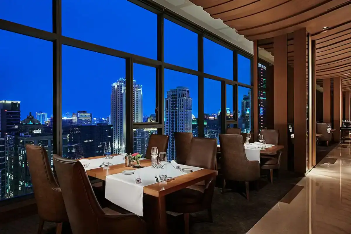 台中飯店：台中日月千禧酒店高樓餐廳，大片落地窗可俯瞰台中夜景，氛圍典雅奢華。