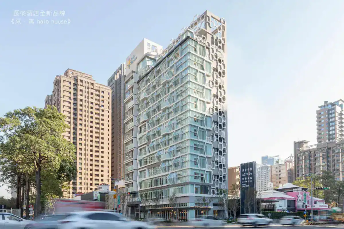 采．寓 Halo House 建築外觀畫面，現代玻璃帷幕搭配幾何立面設計風格鮮明，整體空間規劃為公寓式家庭房型，適合多人或親子入住，是尋找空間寬敞型逢甲夜市附近住宿時值得考慮的特色選擇。