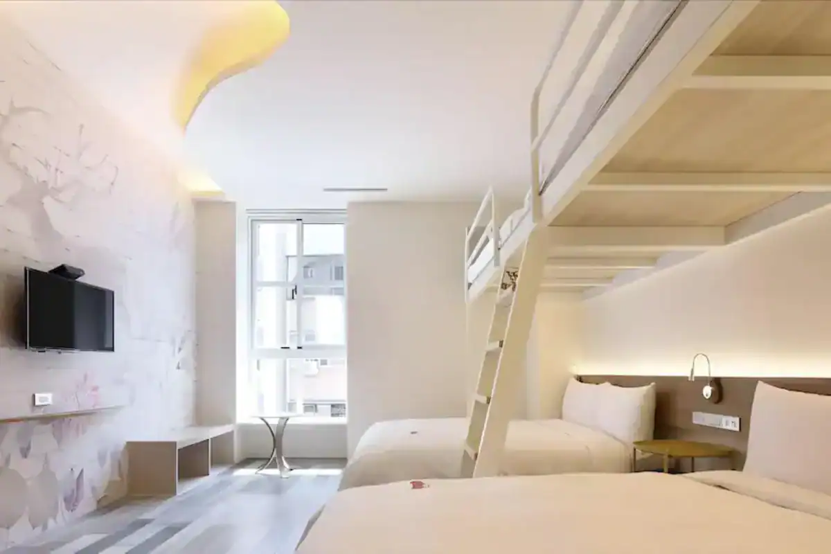 MINI HOTELS 台中火車站館客房實景，上下舖與雙床設計搭配簡約裝潢，屬於台中便宜住宿選擇之一。