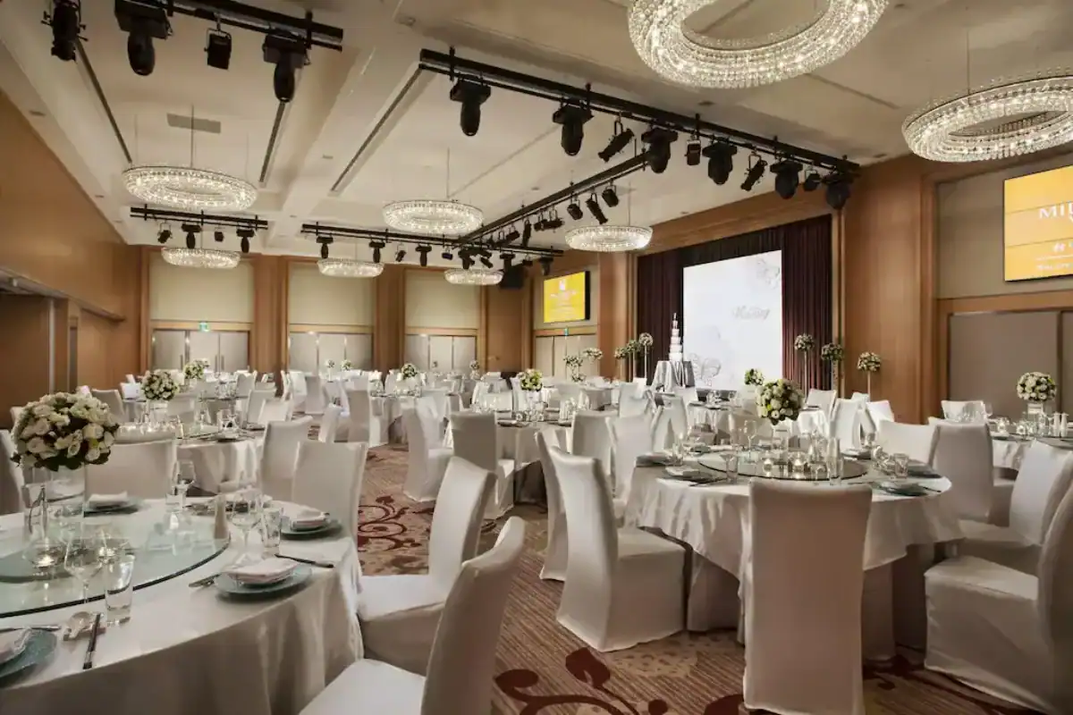 台中商務旅館：台中日月千禧酒店宴會廳空間，挑高設計與水晶燈營造典雅氛圍，適合大型會議與品牌活動。
