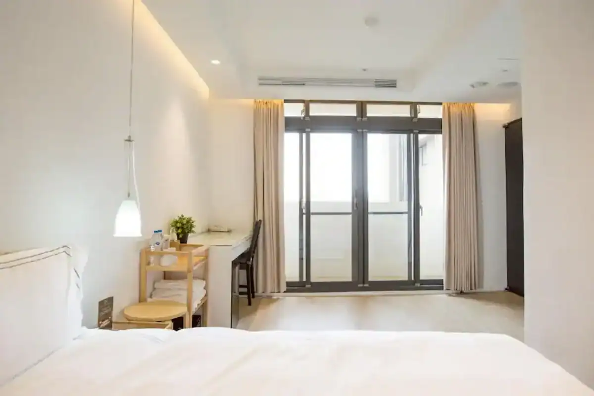 小西城旅店的明亮簡約客房設計提供舒適入住體驗是台灣大道飯店中深受旅客好評的輕旅行選擇。