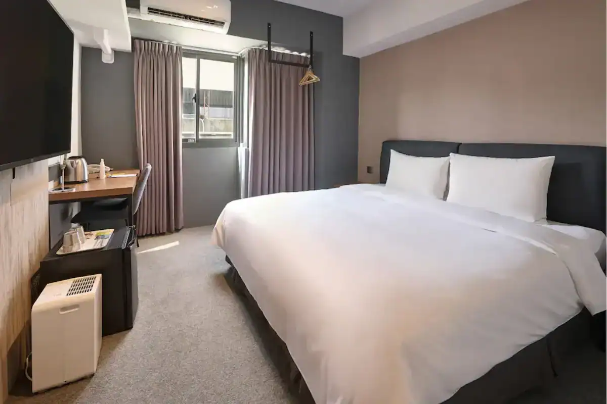 台中飯店逗點inn Hotel客房空間，房內採光良好，設計簡約溫馨，適合旅遊與商務旅客入住。