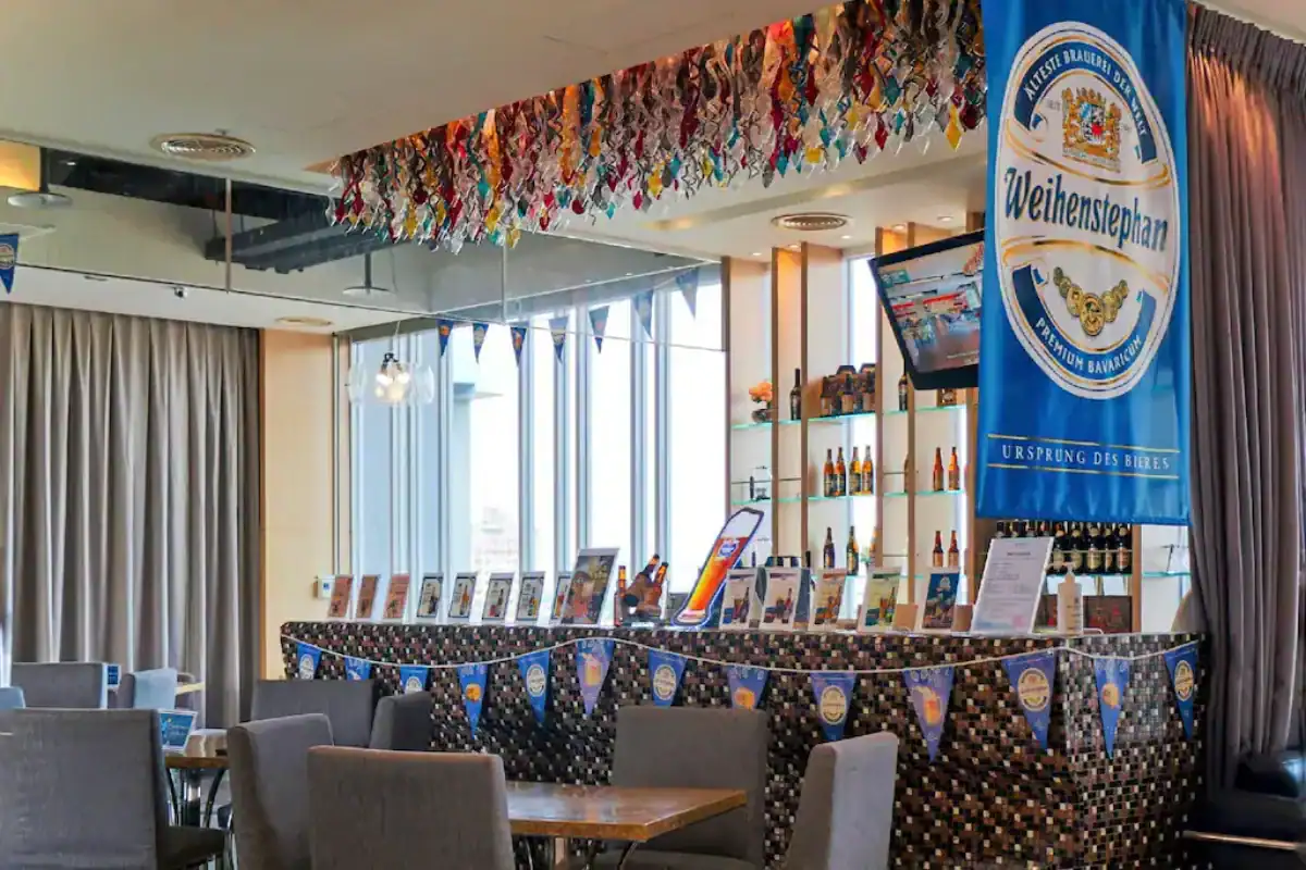 碧根逢甲酒店館內餐飲與休憩空間畫面，環境舒適明亮且設施完善，地理位置就在夜市正門入口旁，是規劃逢甲夜市附近住宿時追求交通便利與生活機能完善的熱門選擇。