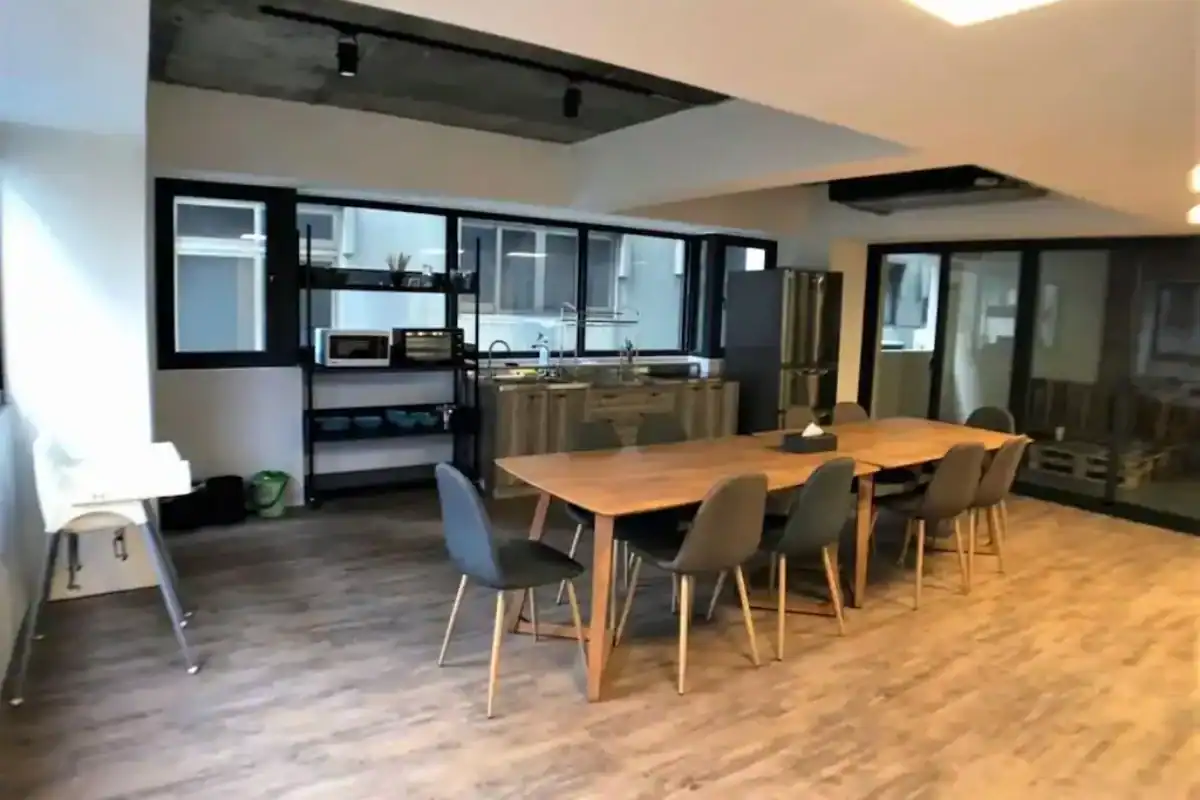 逗點旅店共用餐廳空間木質長桌與大面窗，台中住宿推薦一中街設計旅店