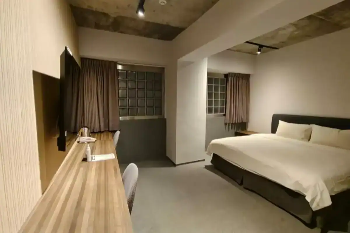 逗點旅店雙人客房床鋪與書桌空間，台中住宿推薦東區平價住宿