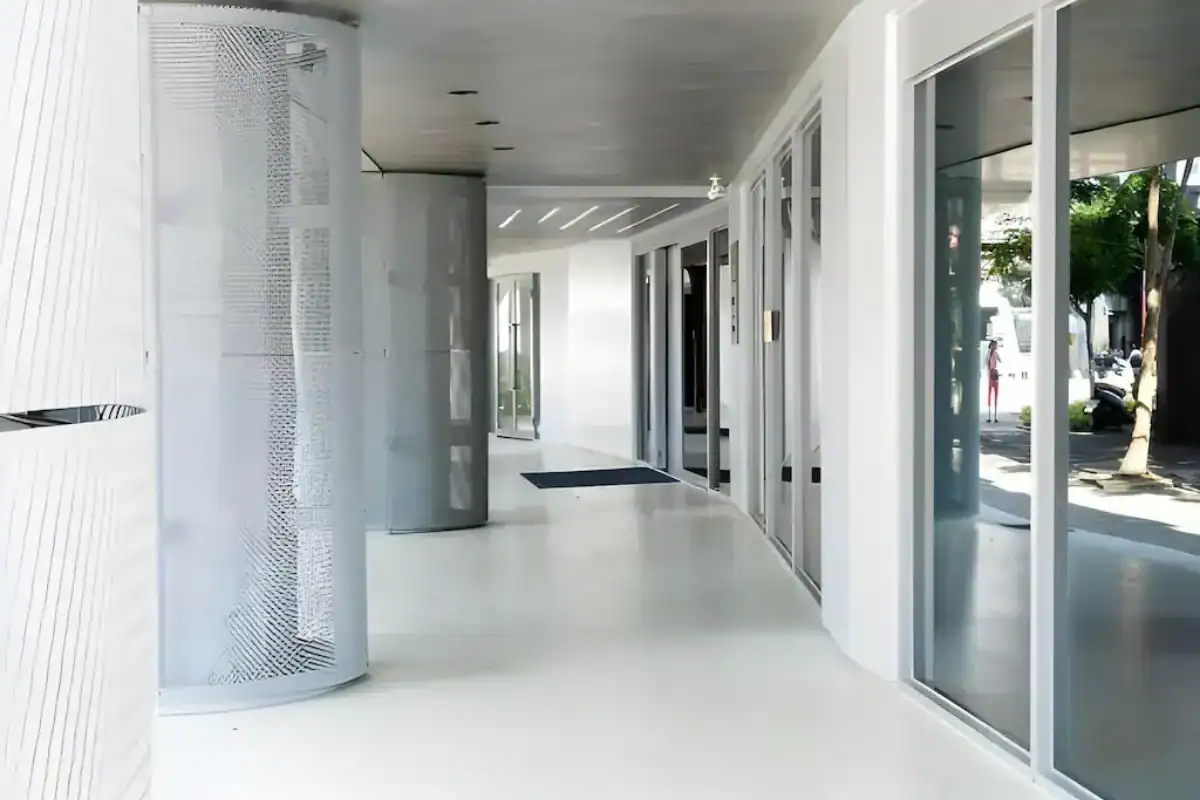 塔木德酒店台灣大道館一樓走廊與明亮公共空間，是舒適便利的逢甲夜市住宿推薦選擇。