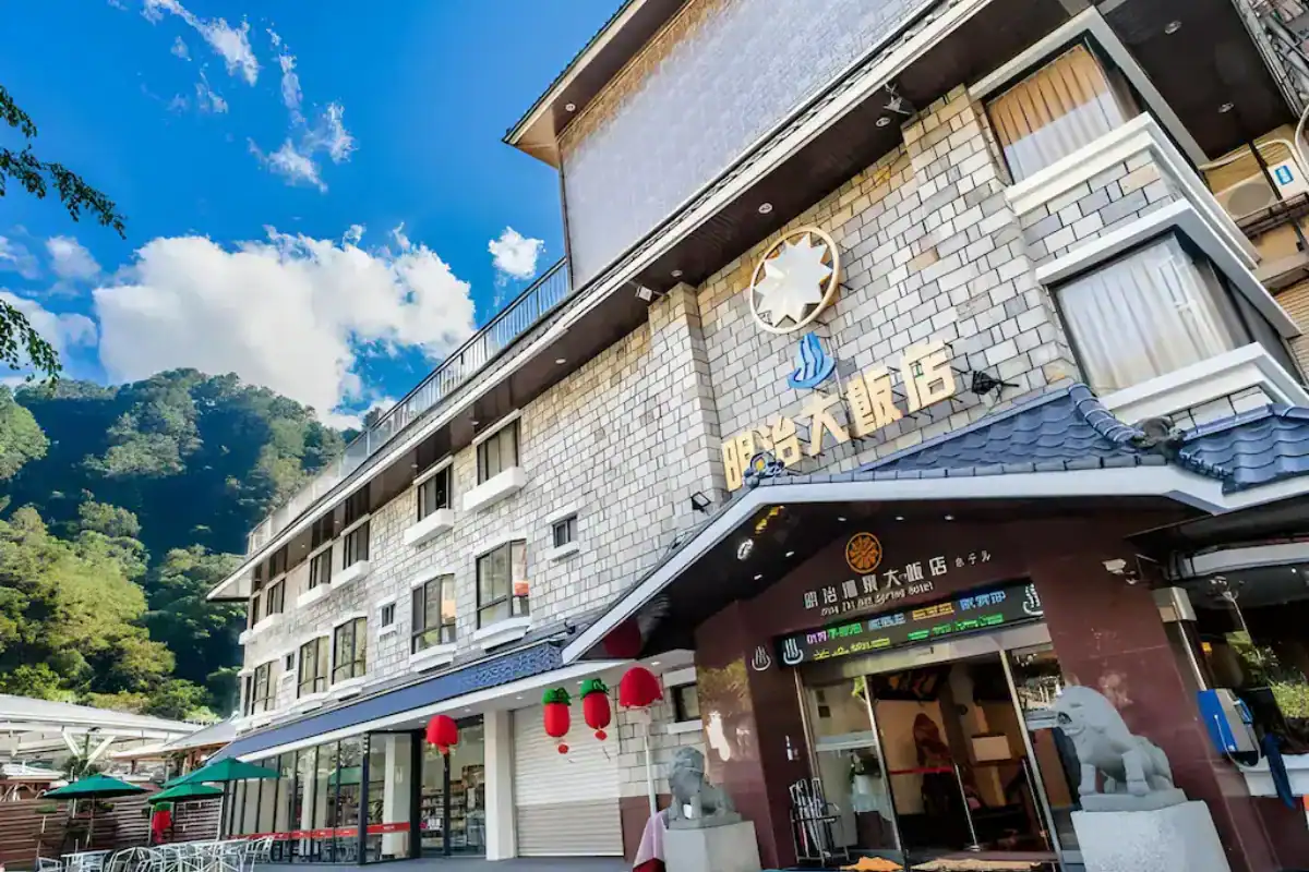 明治溫泉大飯店外觀建築與山景環境，是經典人氣的谷關溫泉飯店推薦選擇。