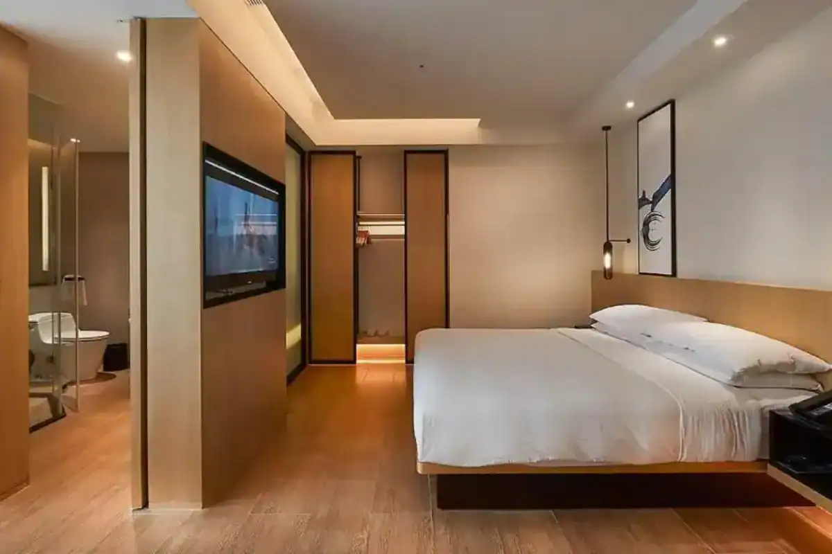 台中萬楓酒店大床客房木地板與簡約設計，台中住宿推薦商務標準房型