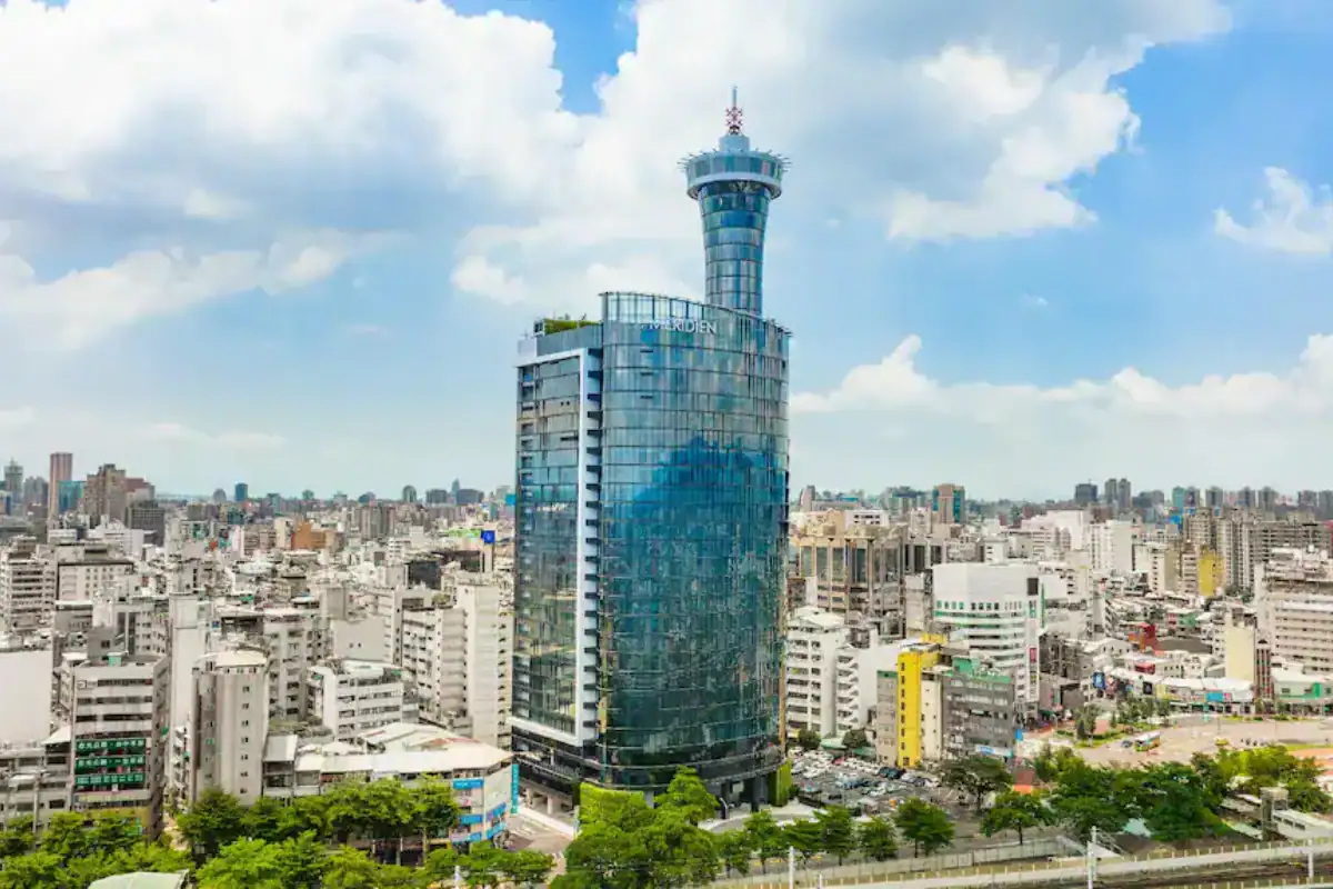 李方艾美酒店外觀建築與台中城市景觀，是高質感舒適的逢甲住宿推薦。