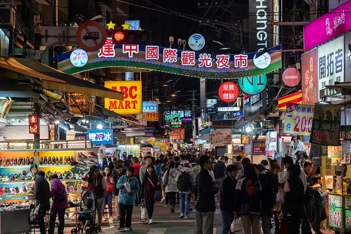 台中三天兩夜必逛的逢甲夜市入夜攤位與人潮
